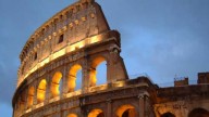 Roma, tutti in meditazione davanti al Colosseo