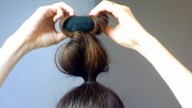  Capelli: onde naturali con sock bun