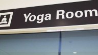 Fare yoga in attesa dell'aereo