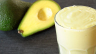 Frullato anti-stress con latte di soia, banana e avocado