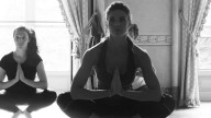 Martina Colombari bella a 40 anni con lo yoga