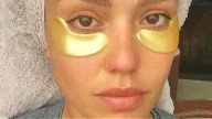 Jessica Alba sceglie l'oro per il contorno occhi