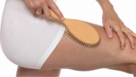 Addio cellulite con il body brushing