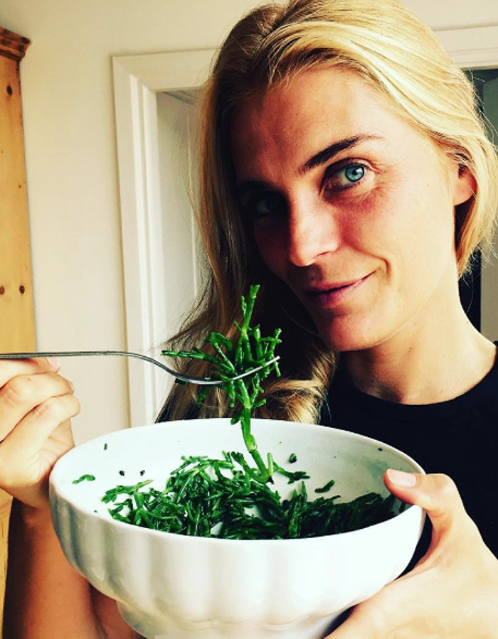 Claudia Zanella mangia un'insalata di alghe fresche condite con del limone