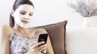 Maschera per il viso con lo smartphone