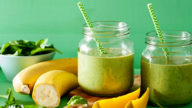 Un frullato detox con banana e spinaci