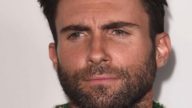 Adam Levine si mantiene in forma con lo yoga