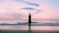 D’estate si fa woga, lo yoga in acqua