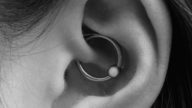 Dire addio ai mal di testa con il daith piercing: quanto c’è di vero