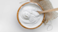 Quanto ci piace lo yogurt greco: benefici e virtù