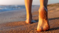 Camminare scalzi sulla sabbia: perché ci fa bene
